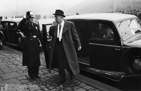 Theodor Heuss trifft zur Besichtigung des Hamburger Hafens ein (1950)